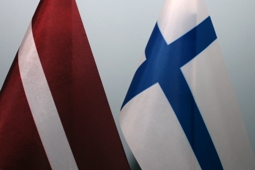 Latvijas Somijas karogi